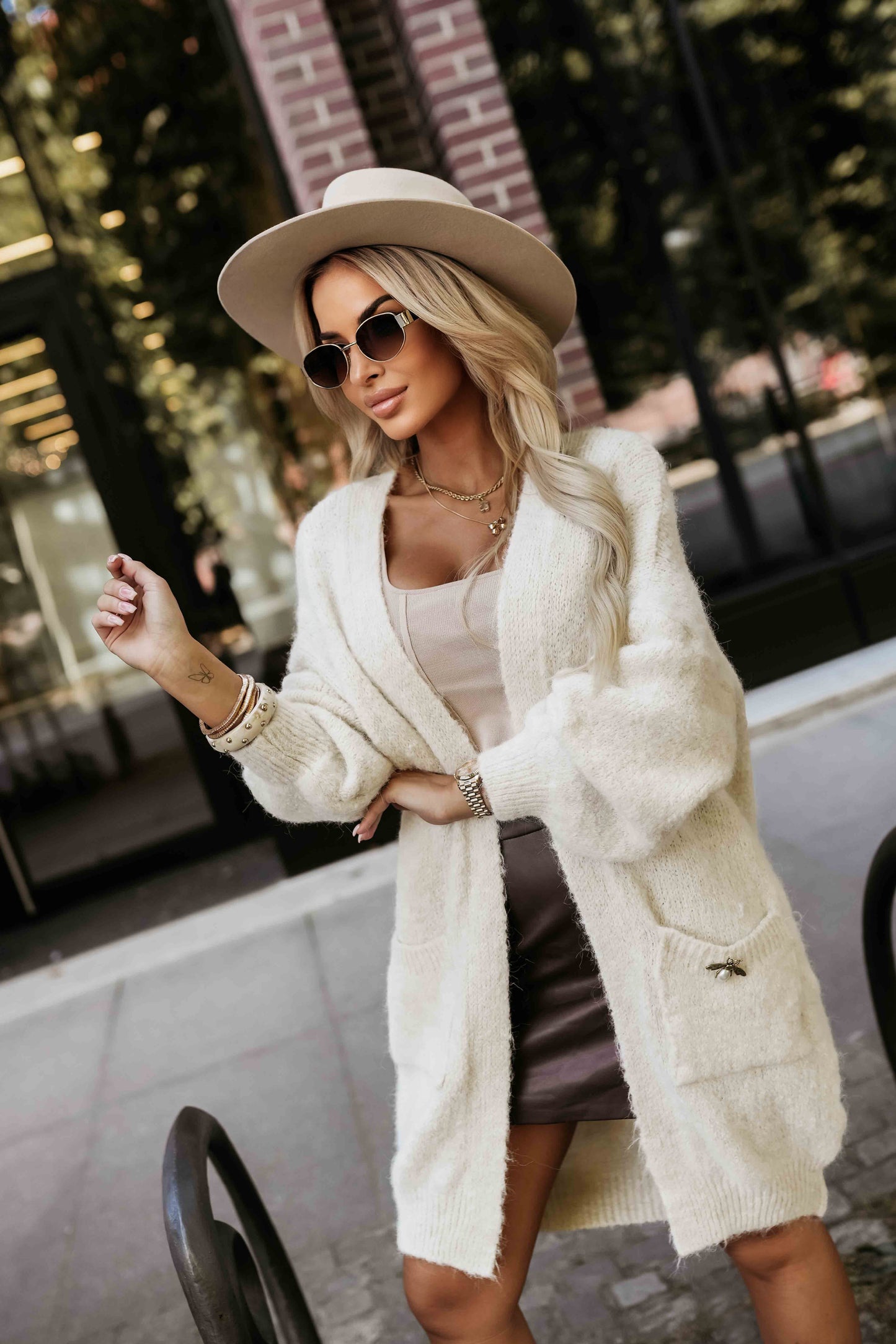 628-1 Fashionable oversized cardigan with a decorative brooch and practical pockets - beige