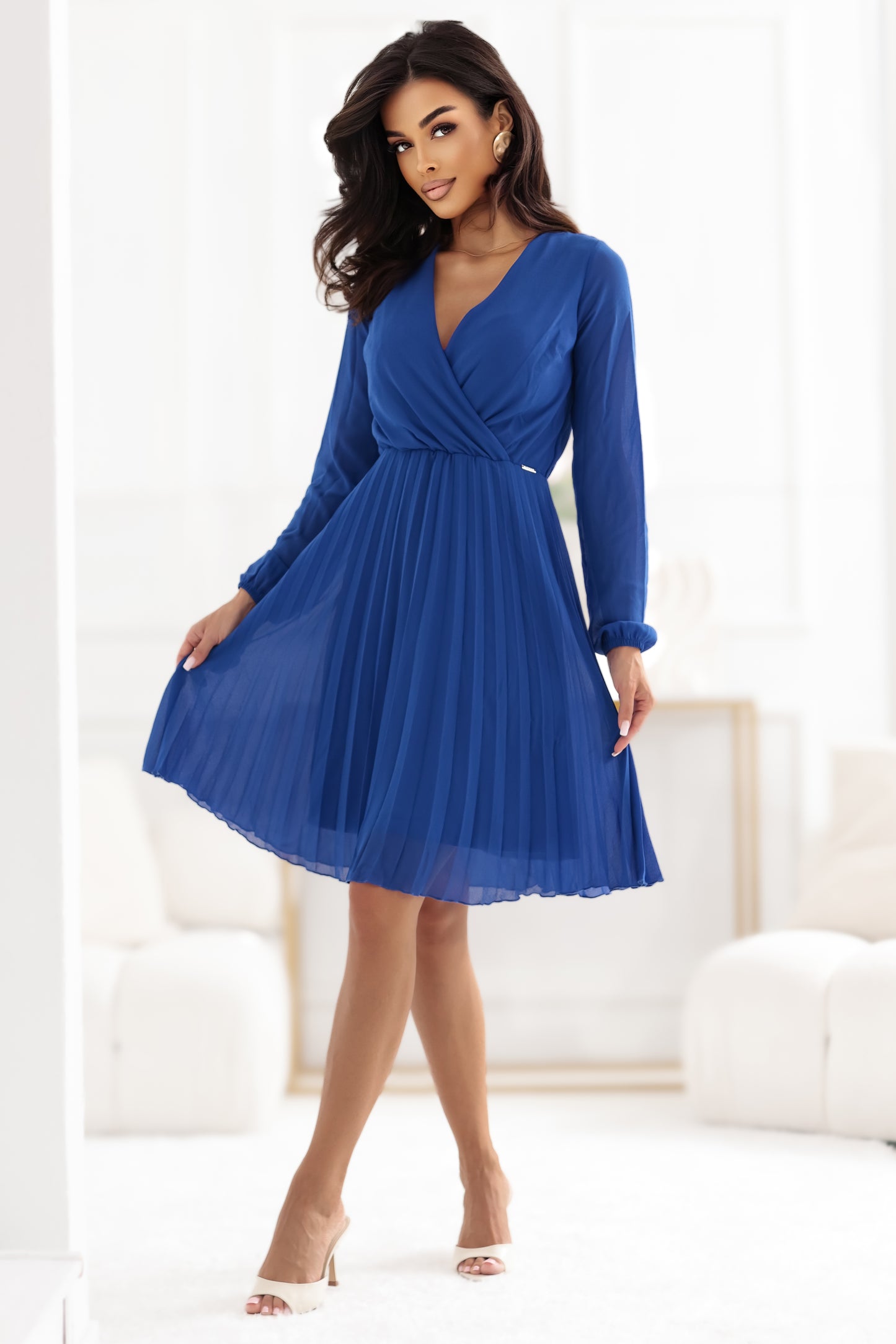 313-18 ISABELLE Elegant pleated dress with a neckline and long sleeves - cornflower blue
