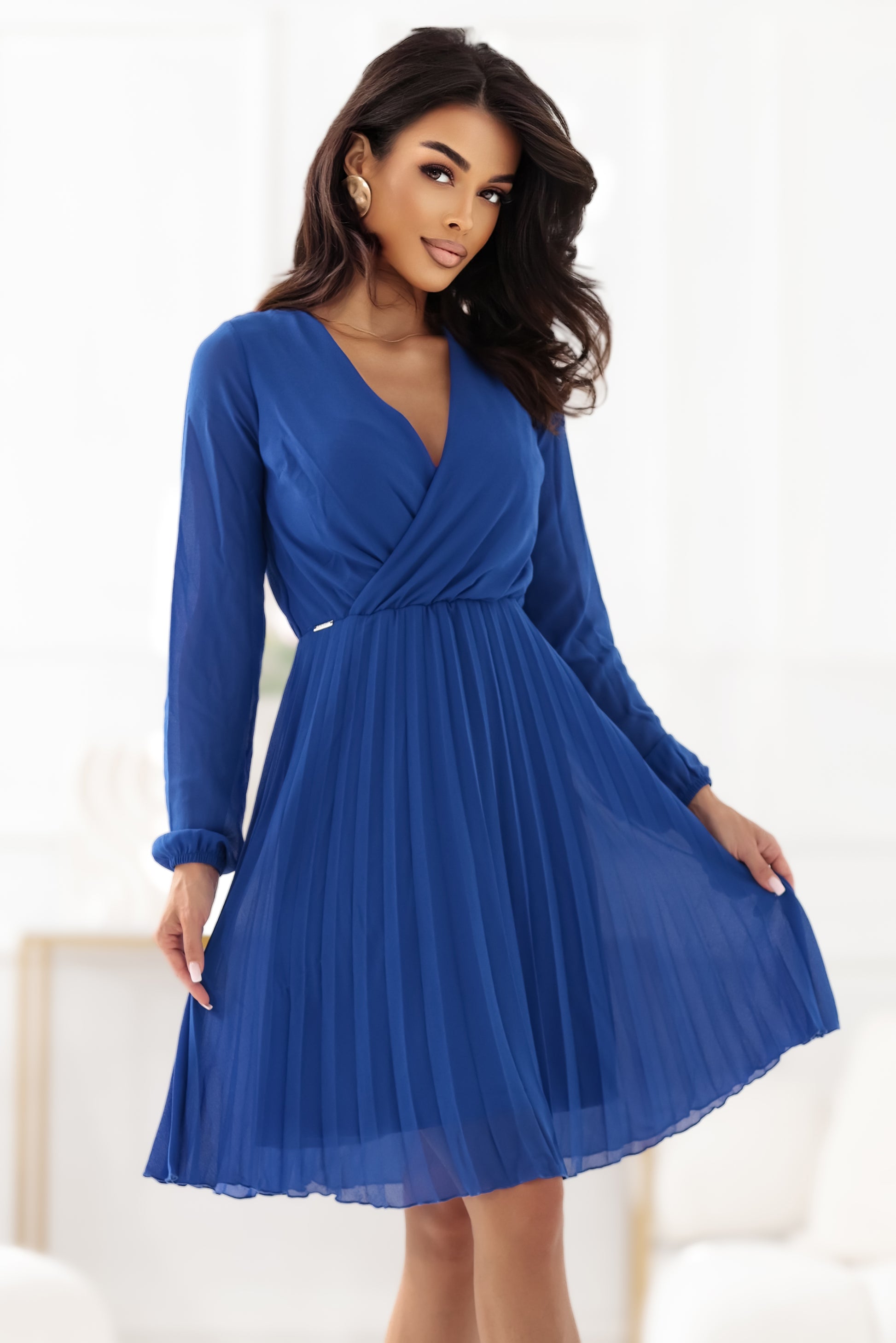 313-18 ISABELLE Elegant pleated dress with a neckline and long sleeves - cornflower blue