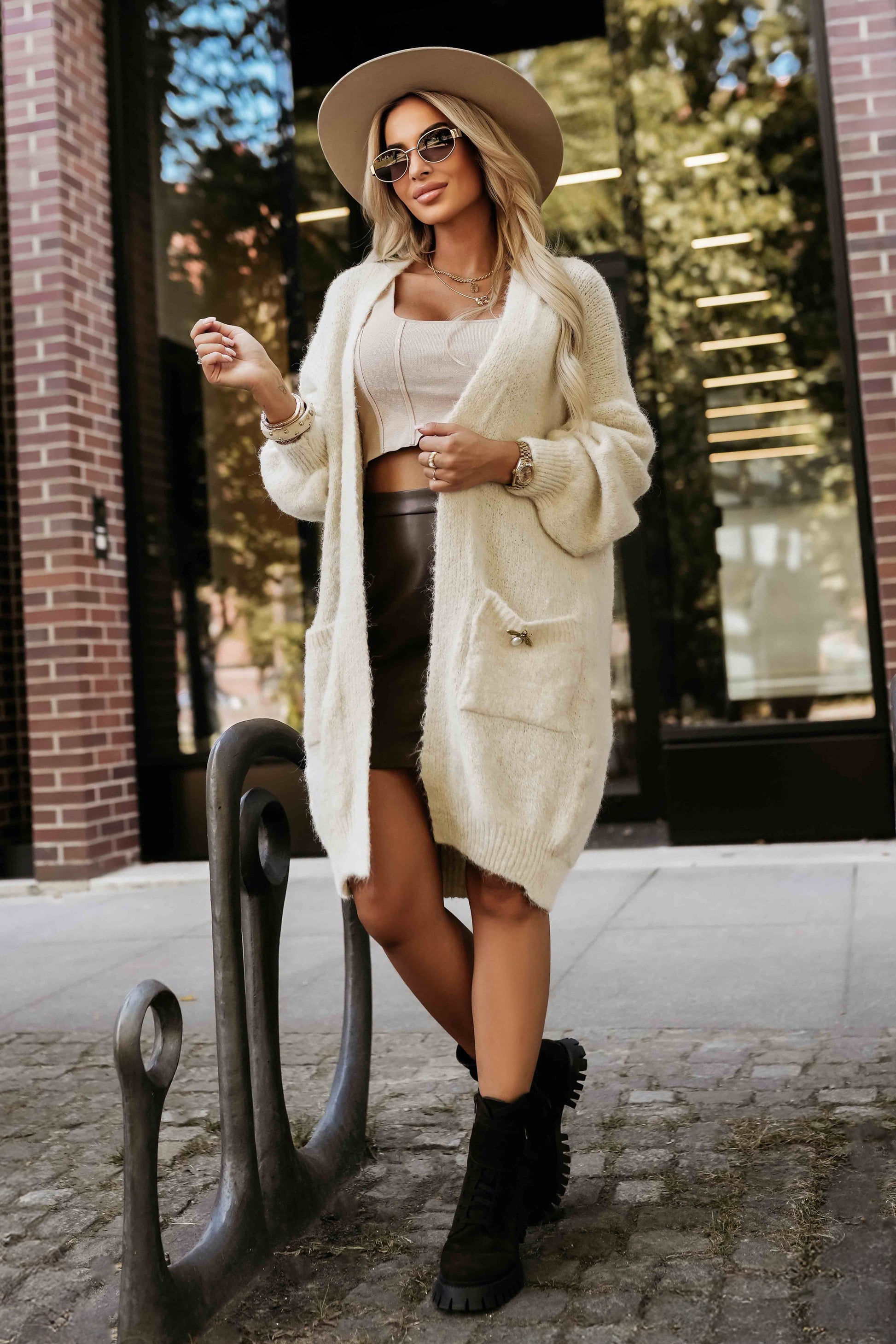 628-1 Fashionable oversized cardigan with a decorative brooch and practical pockets - beige