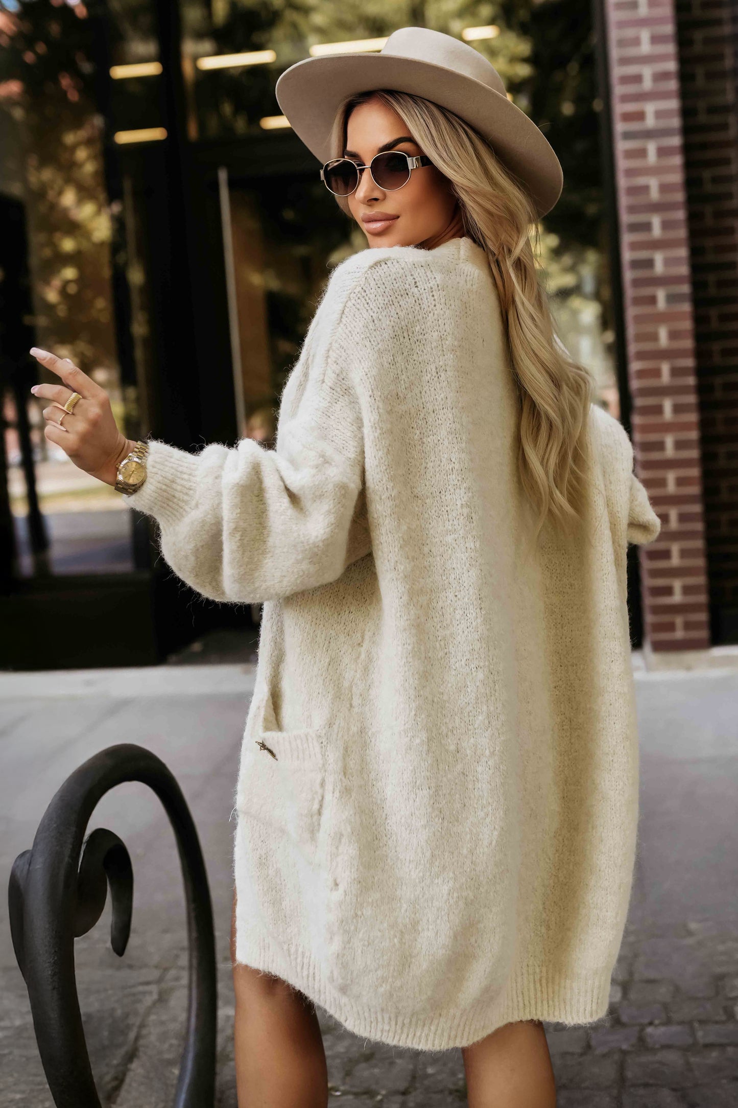 628-1 Fashionable oversized cardigan with a decorative brooch and practical pockets - beige