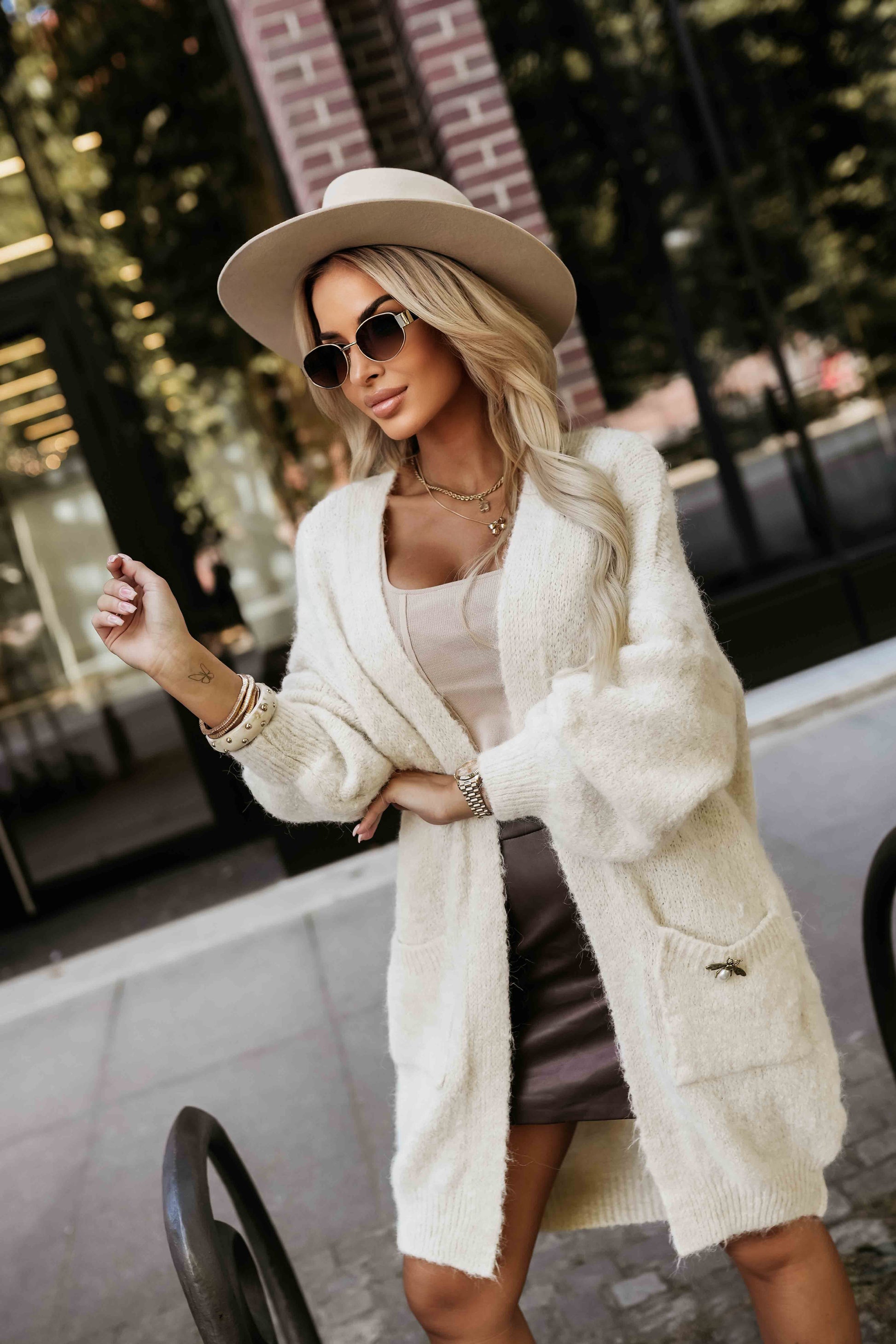 628-1 Fashionable oversized cardigan with a decorative brooch and practical pockets - beige