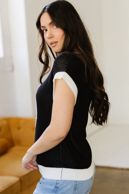 Goat Horse Shoe Pattern Contrast Trim Short Sleeve Sweater