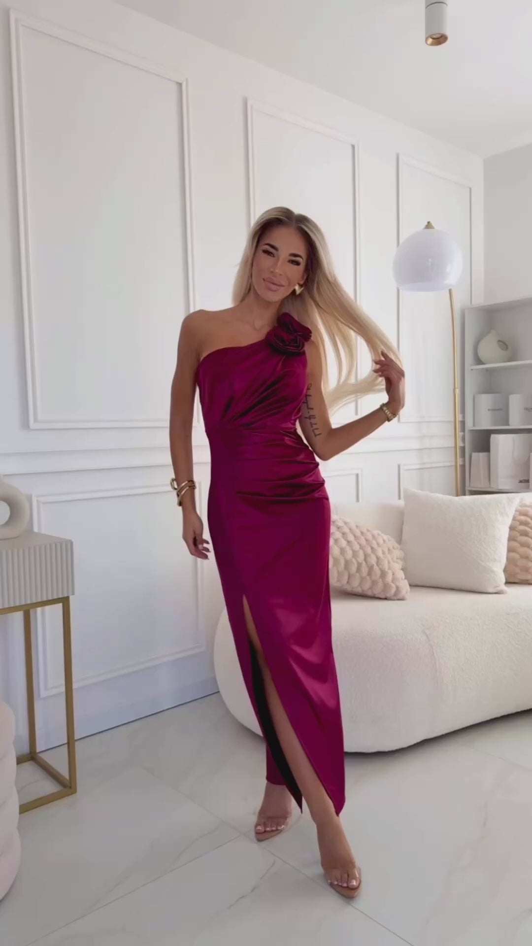 Video laden: 580-2 AURORA long satin one shoulder dress with roses - burgundy