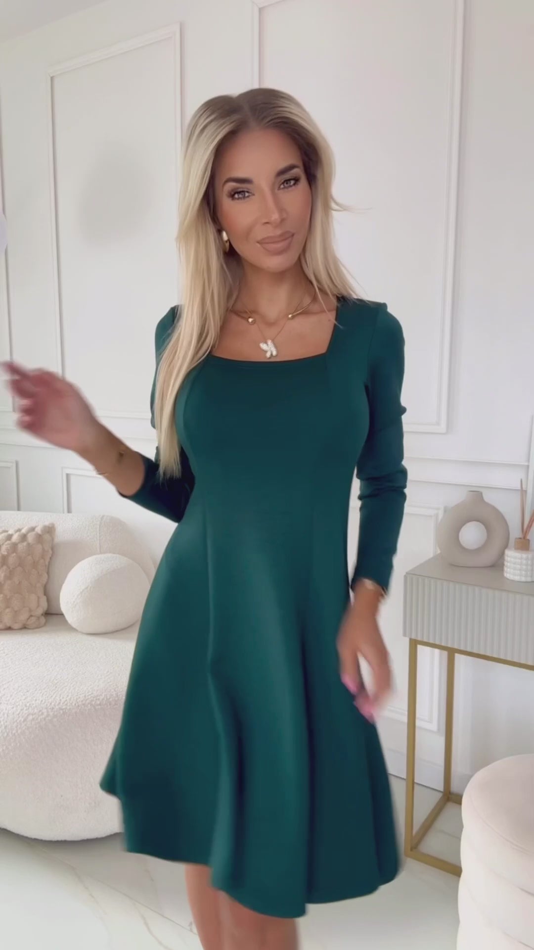 Załaduj film: 574-1 IVANA comfortable trapeze dress with a neckline and long sleeves - green