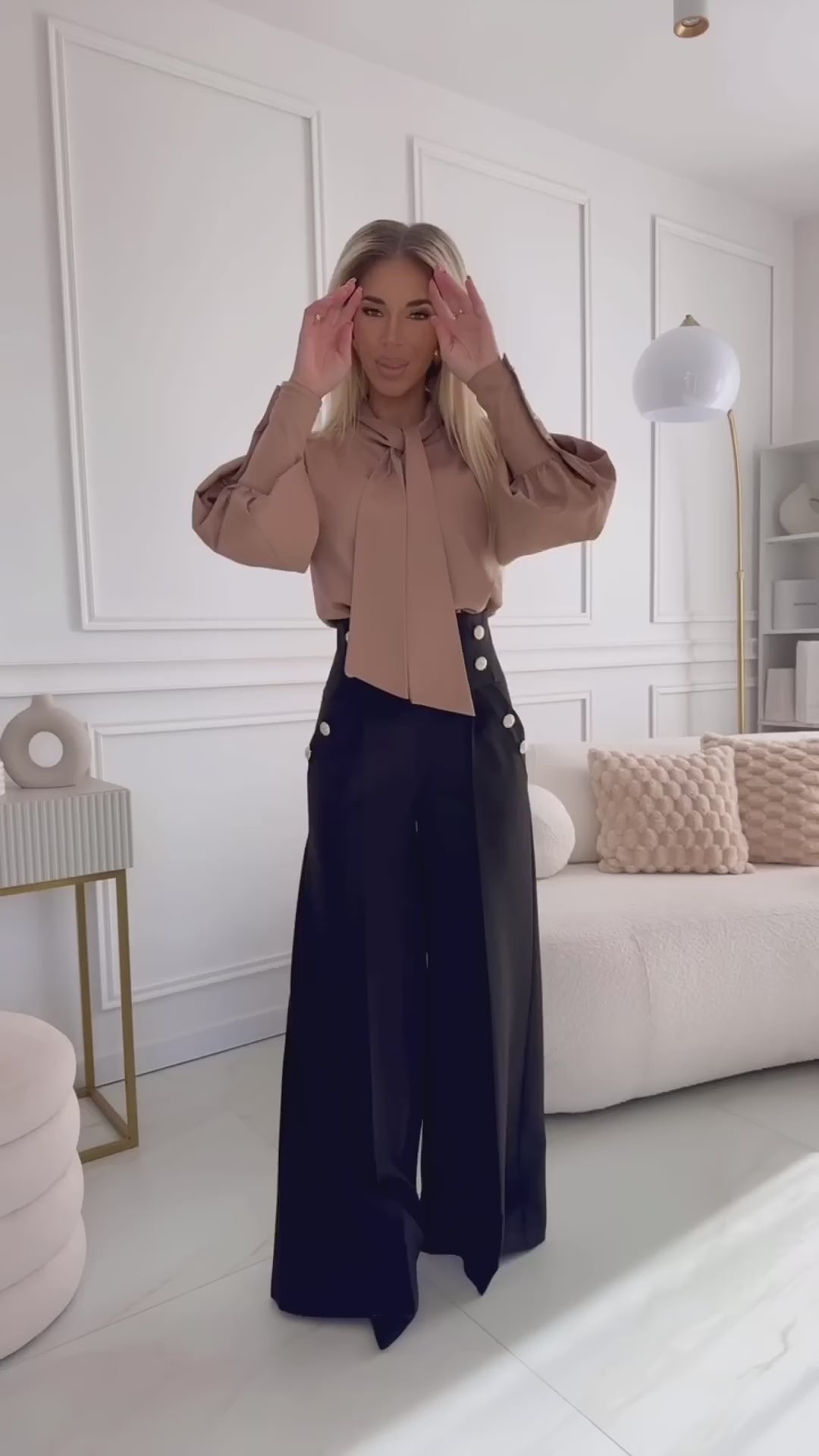 Video laden: 496-2 Elegant wide pants with high waist and golden buttons - black