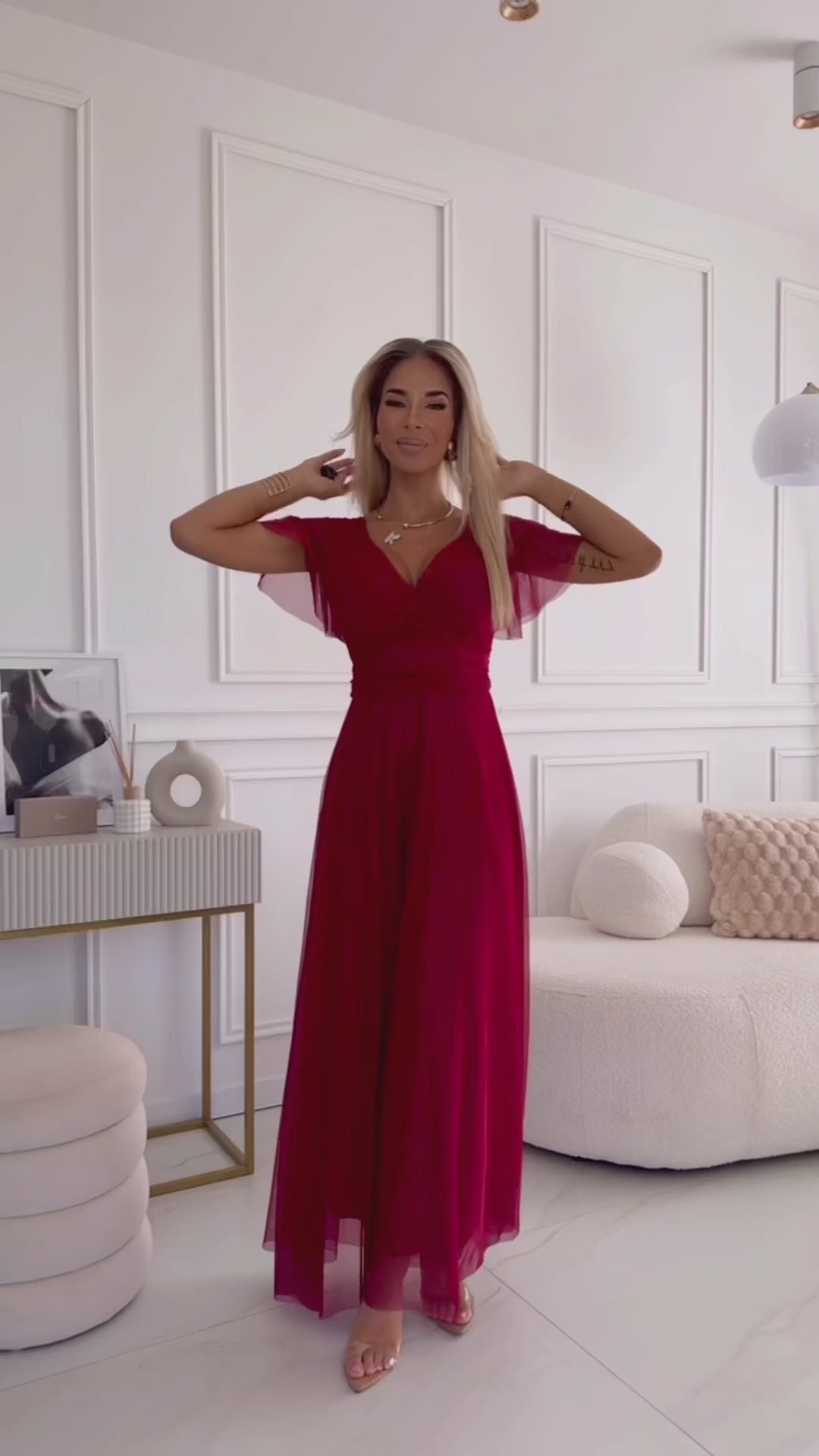 Video laden: 562-2 NASTIA Long dress with neckline and short sleeves - burgundy