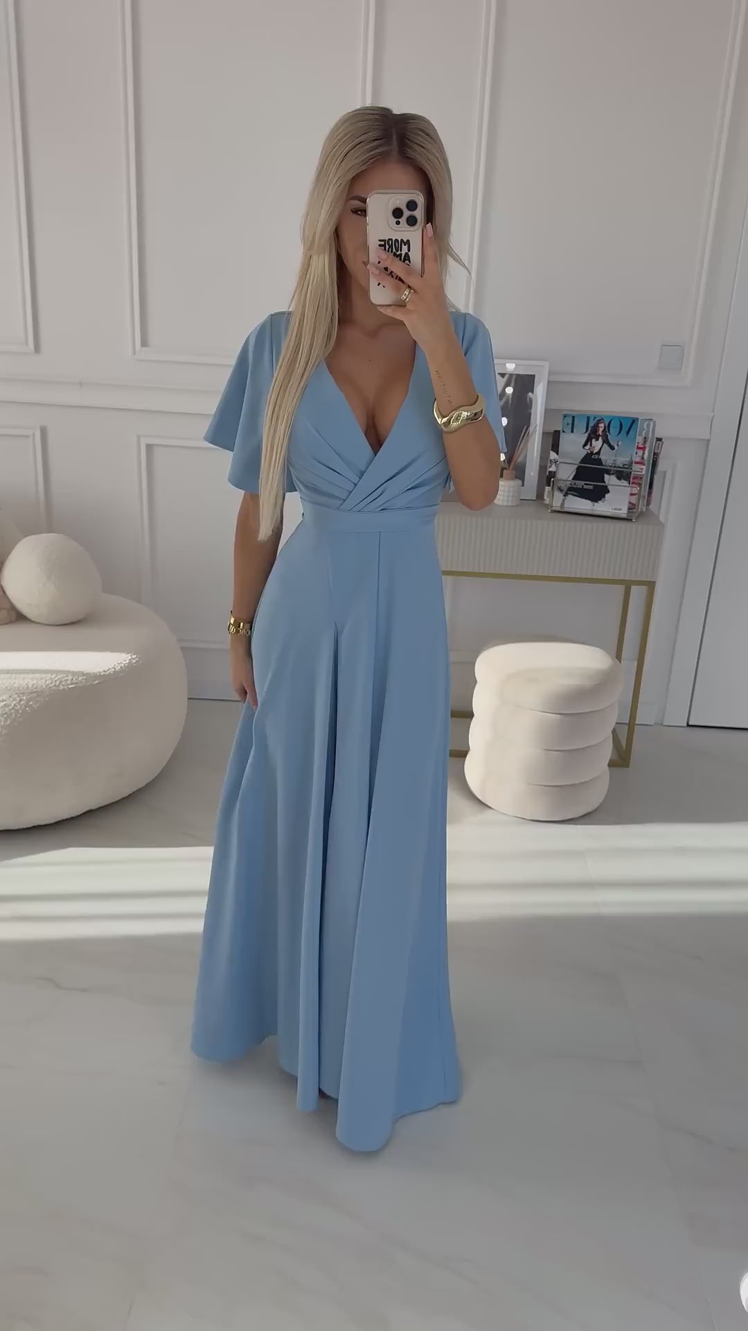 Video laden: 581-3 JENNIFER long dress with leg slit, sleeve and neckline - light blue