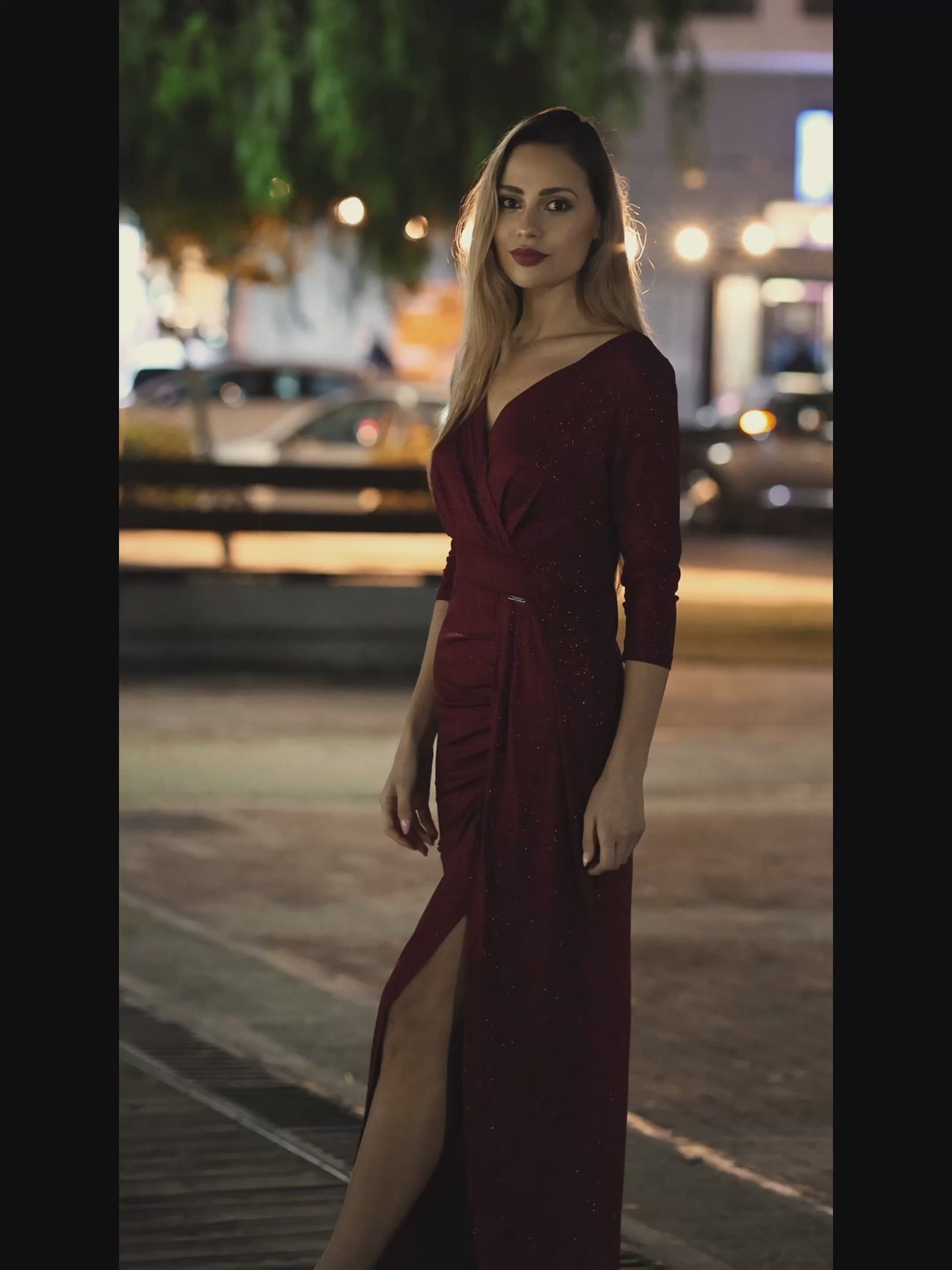 Załaduj film: 404-5 Shiny dress with a neckline and a slit on the leg - Burgundy color