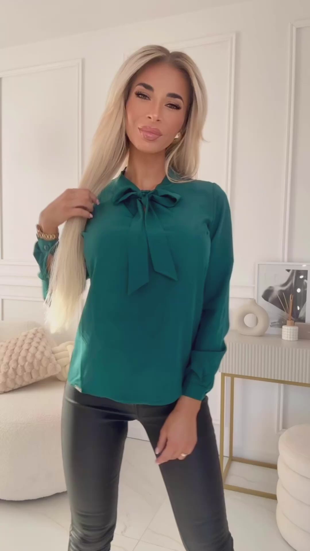 Video laden: 140-24 Business blouse with long sleeves and tie at front - green