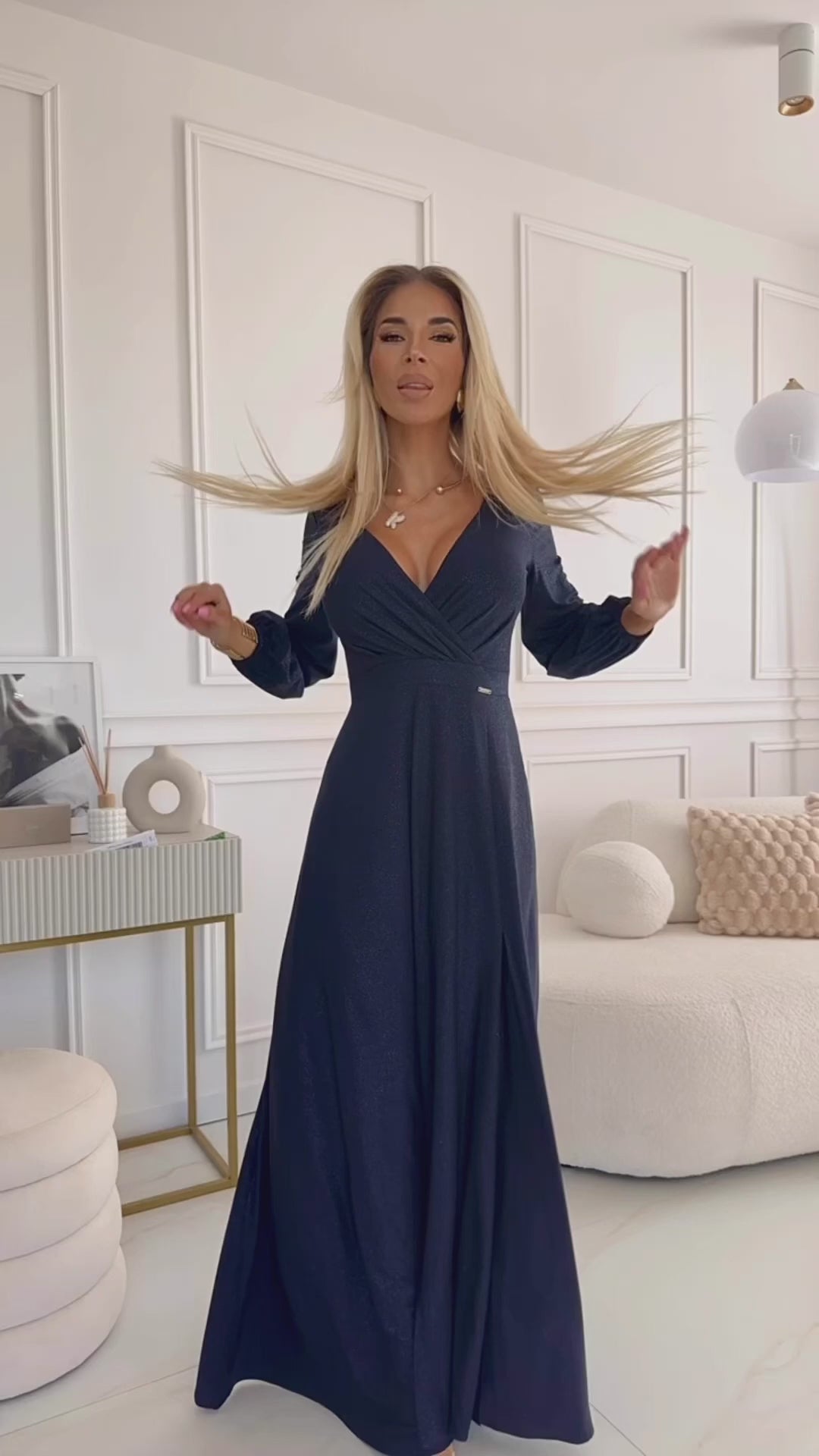 Video laden: 572-1 NELA shiny long gown with neckline and long sleeves - navy blue