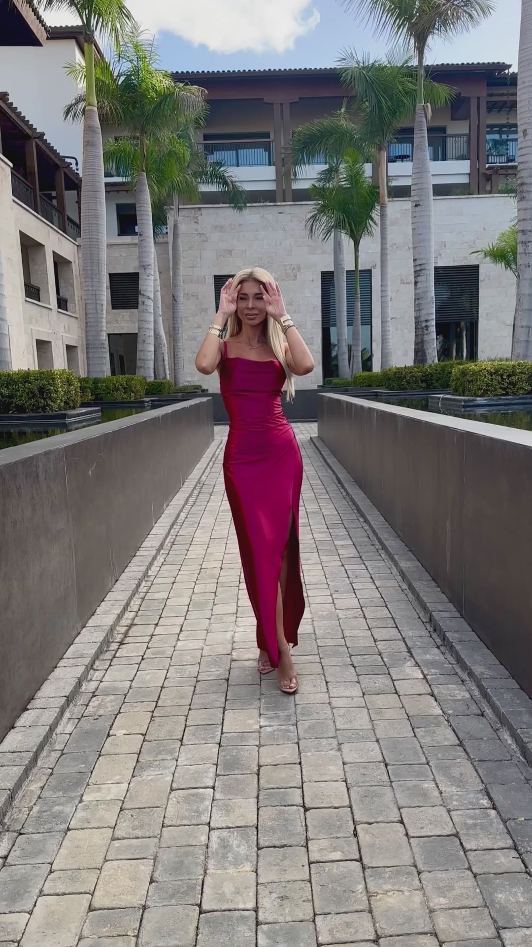 Video laden: 483-5 DIANE satin long dress with a leg slit - raspberry color