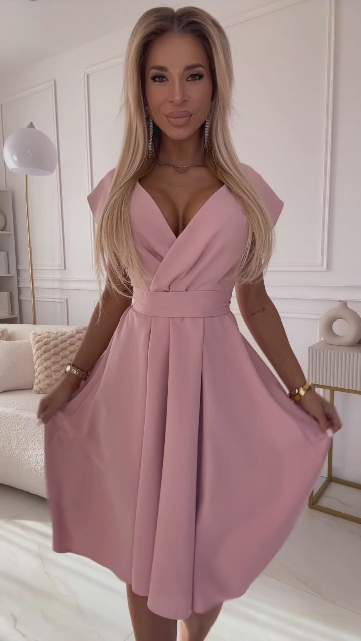 Video laden: 348-9 SCARLETT flared dress with a neckline - powder pink