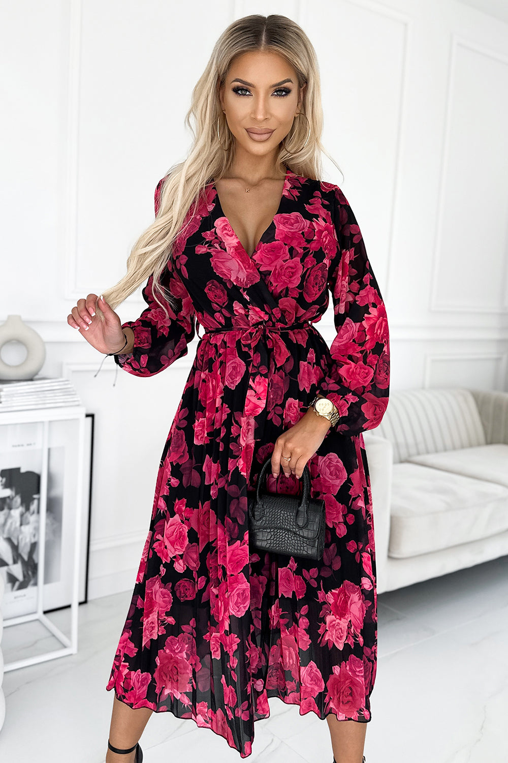 458-1 GEPPI Pleated midi dress with a neckline, long sleeves and a belt - black with red roses