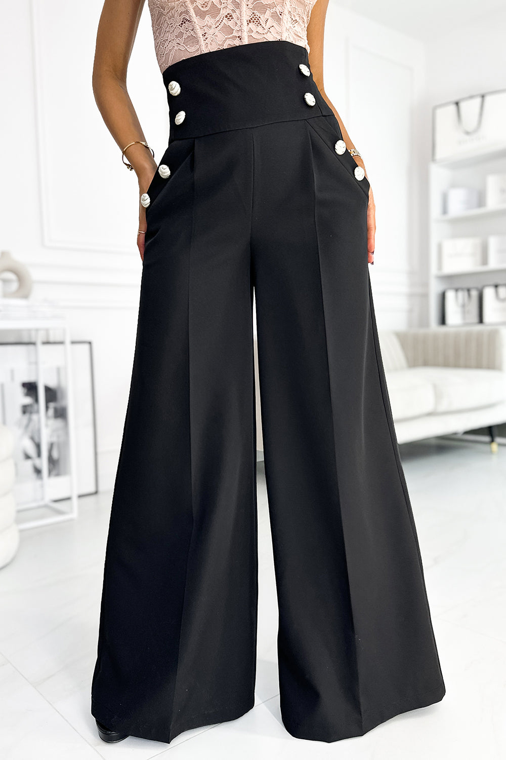 496-1 Elegant wide pants with high waist and golden buttons - black