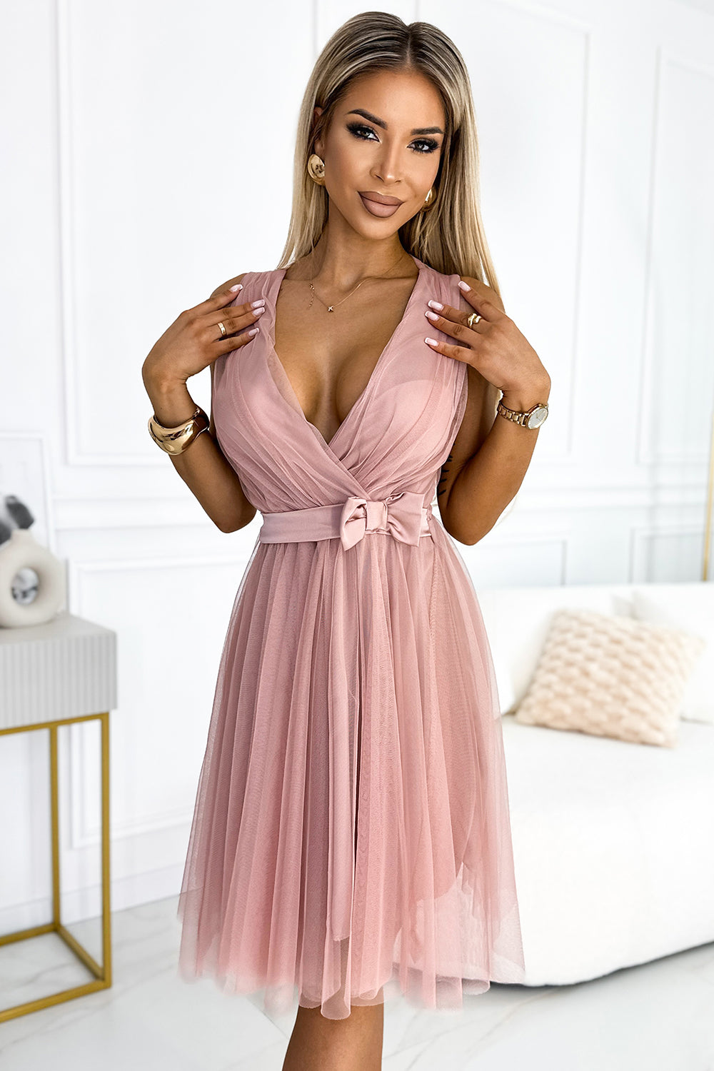 523-1 Tulle dress with a neckline and bow - dirty pink